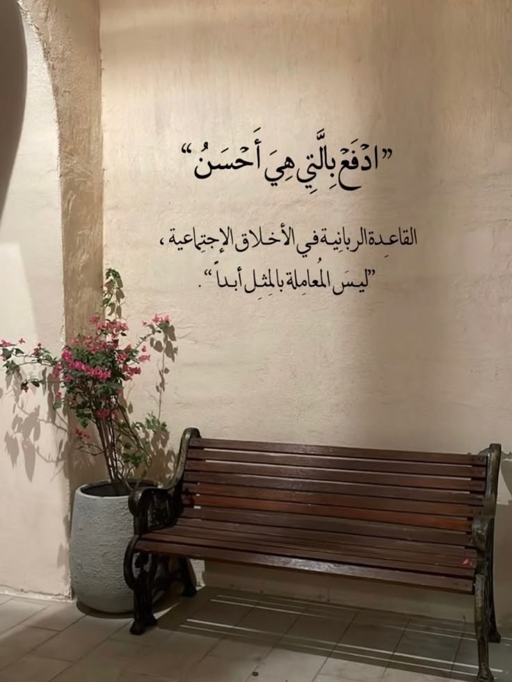 قبل أي حاجة، الرغبة في إن الشخص يكون نفسه في حياة خصوصية ده شئ أساسي لأن حتى ديننا دعى لكده و بعدة اشكال، فرغبتك في أنك تحوزي على حياة خصوصية ده شئ طبيعي جداً و يفضل كمان. أولا بما أنك في سنة أولا جام...