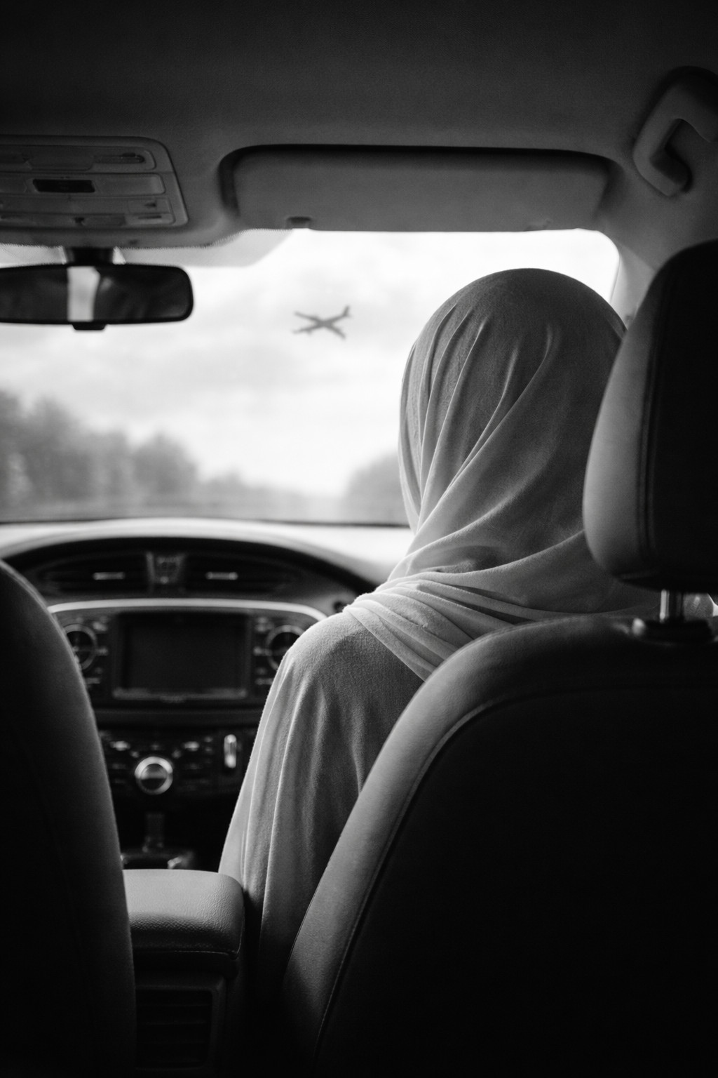 السلام عليكم، أعتقد هيكون صعب إنه يعدل نفس الصورة، هيصمم لك صورة جديدة بس بنفس الفكرة. بصي أنا طلبت منه يظبط البرومبت وجربتها في تصميم الصورة دي. شوفي كده لو تمام، استخدمي البرومبت وممكن تكلميه هو يظب...