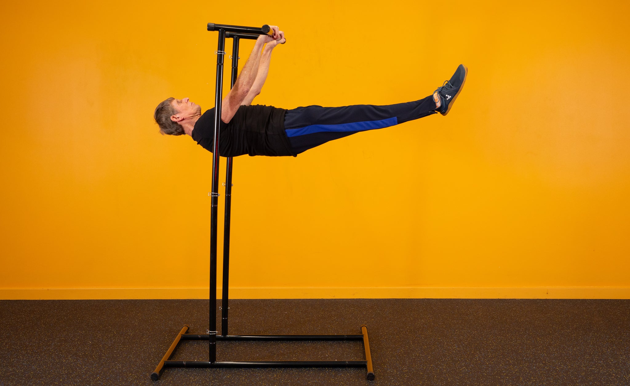 فعلا الأوزان التقيلة في السن ده غلط جدا على الفقرات و الغضاريف بالأخص فيه رياضة جديدة اسمها calisthenics منتشرة دلوقتي في اماكن كتيرة ممكن حضرتك تسألي عنها في منطقتك الرياضة دي افضل بكيتر من الجيم بتك...