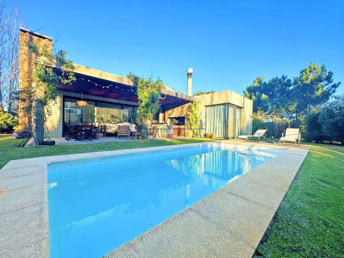 Barrio privado. 3 suites, piscina climatizada. Losa radiante.