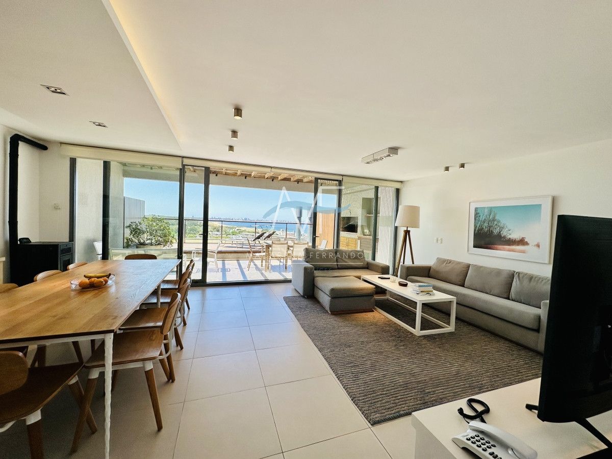 Venta y Alquiler temporario de apartamento moderno de dos dormitorios con parrillero en Punta Ballena