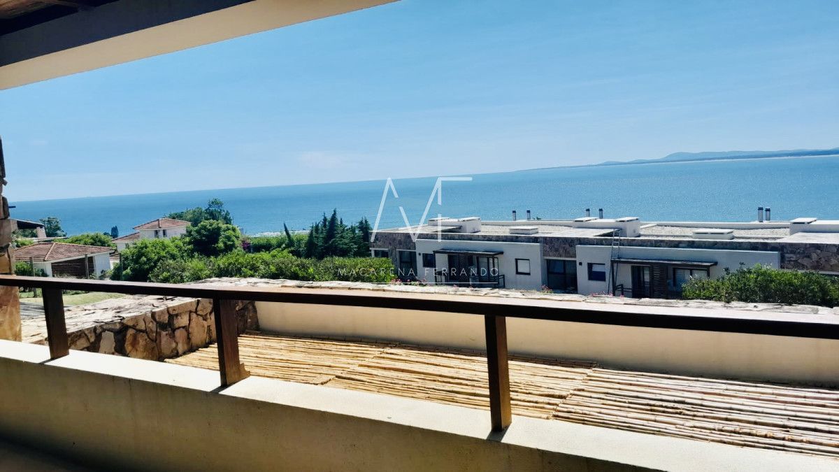 Venta de apartamento de dos dormitorios con dos baños en exclusivo complejo de Punta Ballena