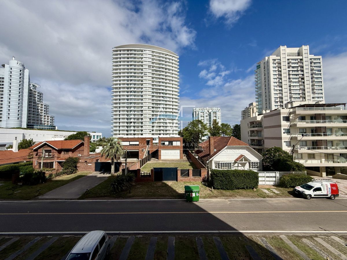 Apartamento en venta en Edificio Cap Bretón  Av. Roosevelt y Av. Biarritz