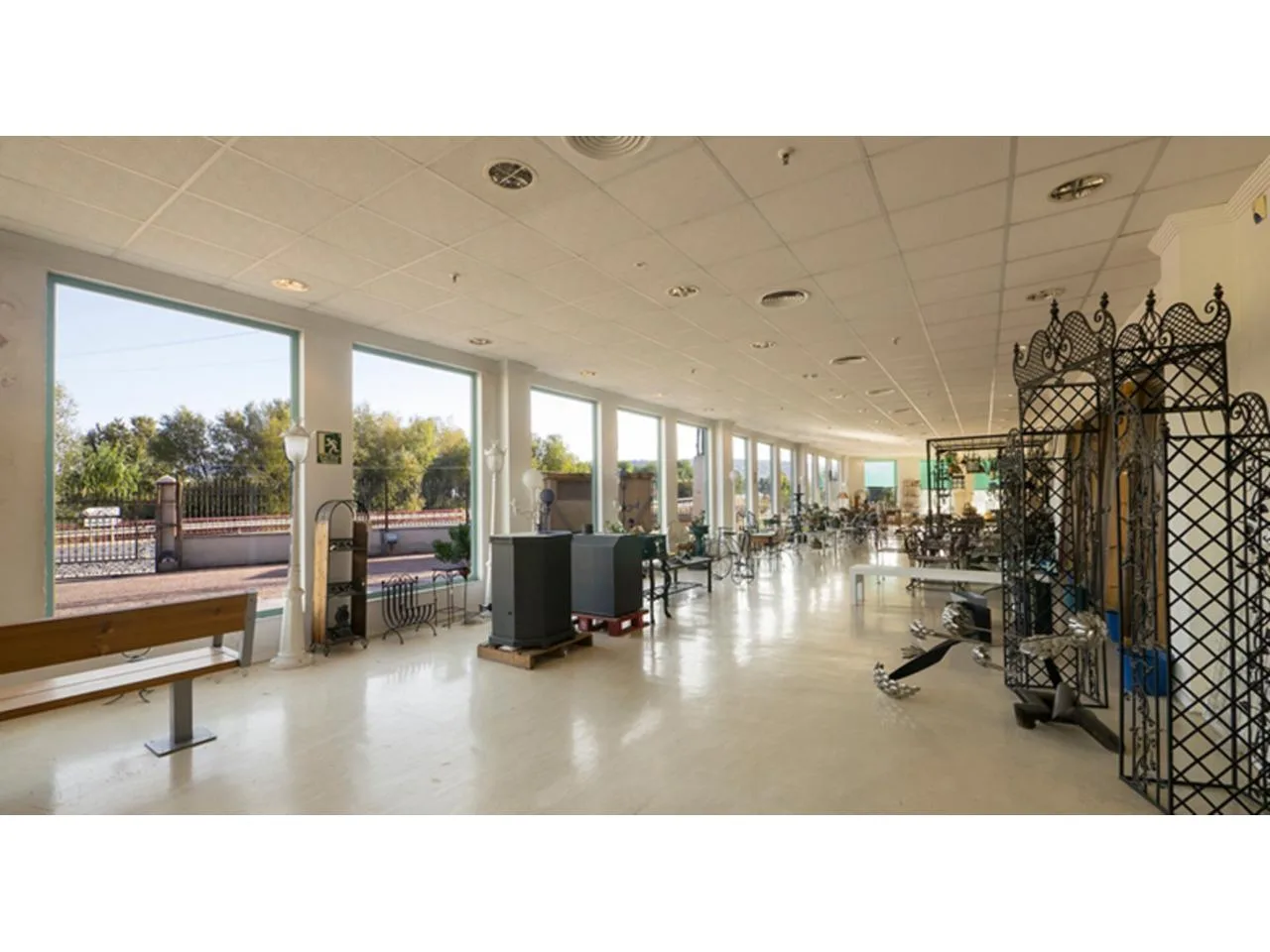 Solide Gewerbehalle in Bestlage: 3.137 m² Nutzfläche in Armilla