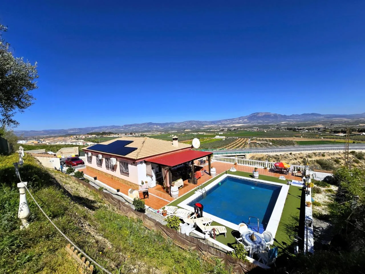 Repräsentative Finca mit Pool, Solar-Effizienz & Sierra-Nevada-Blick