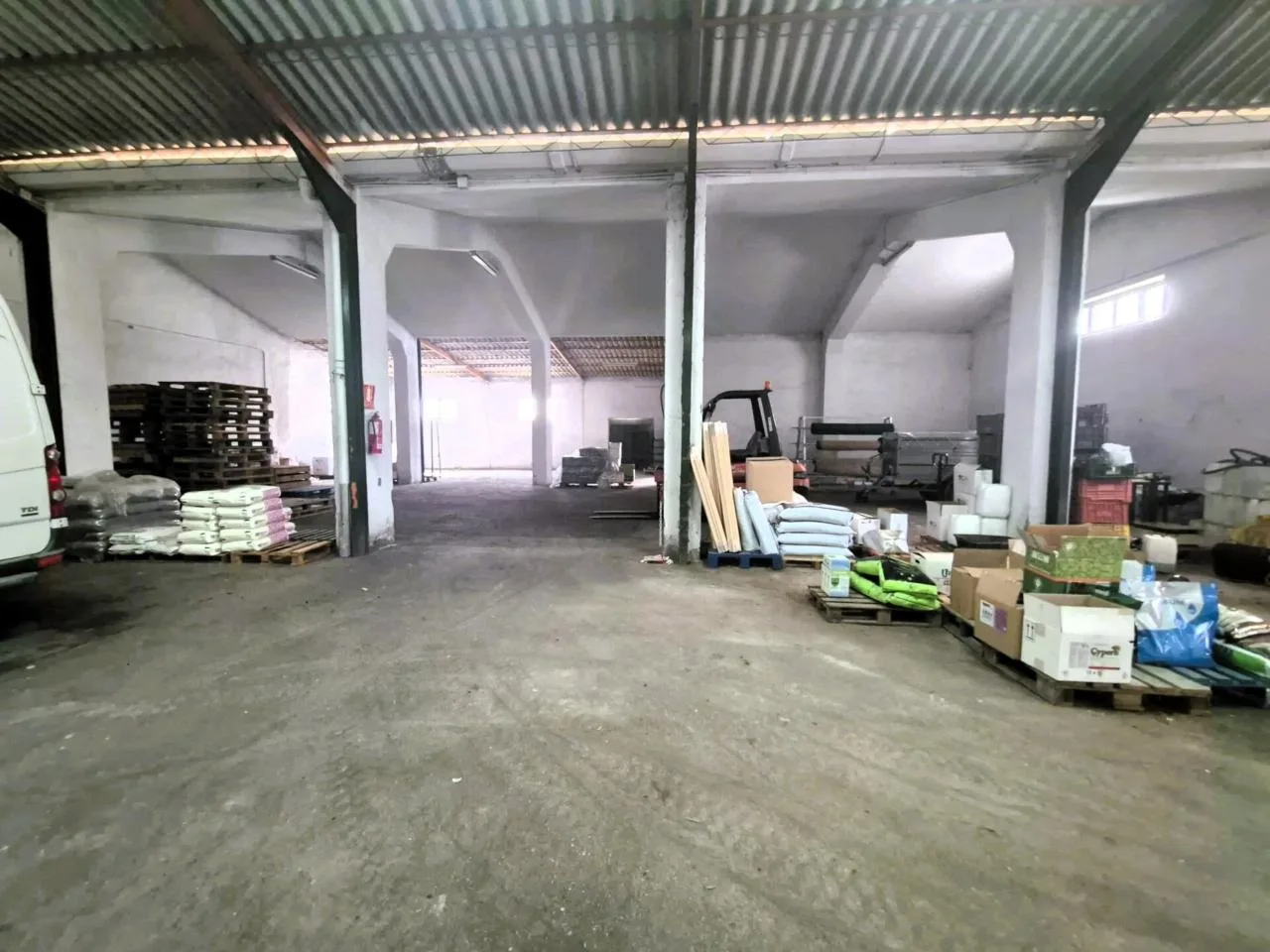Vielseitige Gewerbehalle mit Büro & Aufzug in Granada