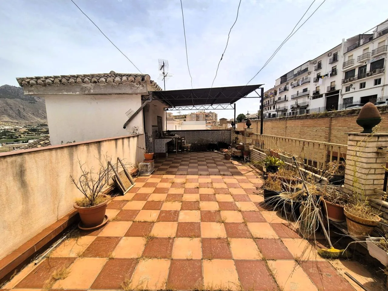 Großzügiges Stadthaus mit sonniger Terrasse und Garage in Loja