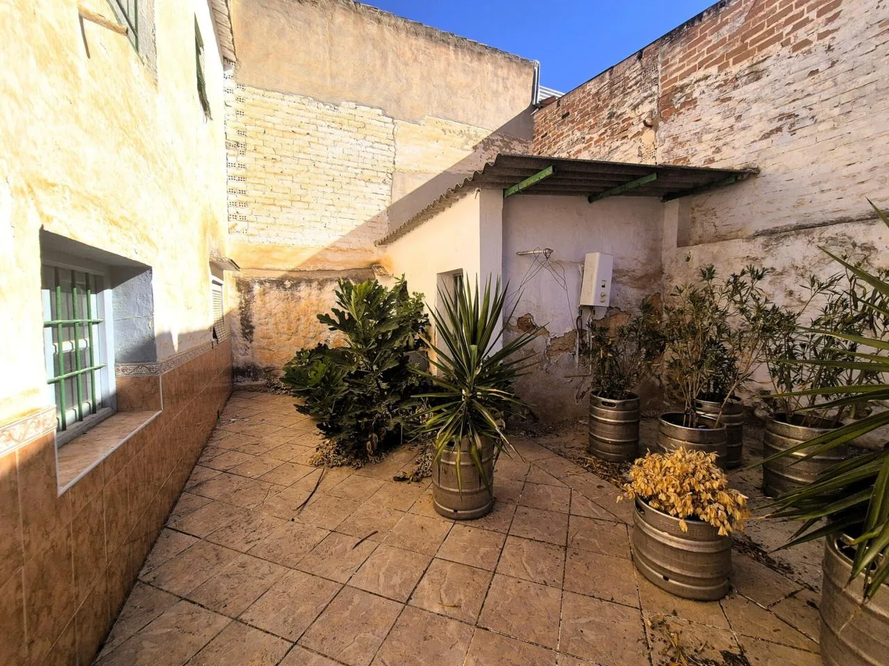 Traditionelles Eckhaus in Salar: Solide Substanz & 206 m² Potenzial