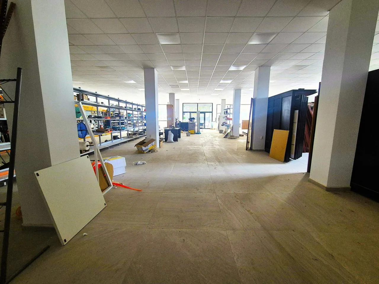 Repräsentative Eck-Gewerbefläche mit 1.600 m² – Kauf oder Miete