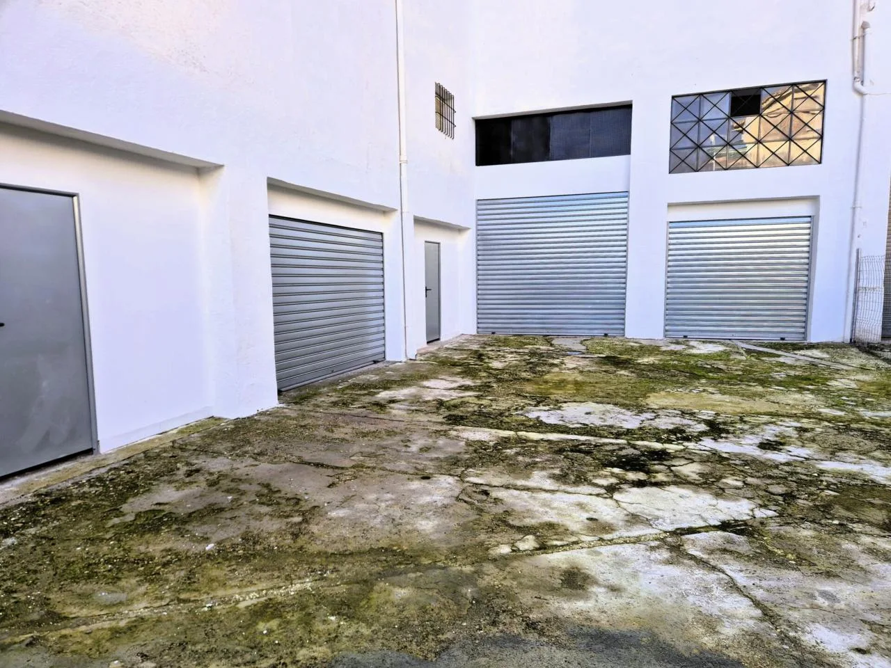 Zentrales Gewerbeobjekt mit Innenhof & Zwischenebene in Loja