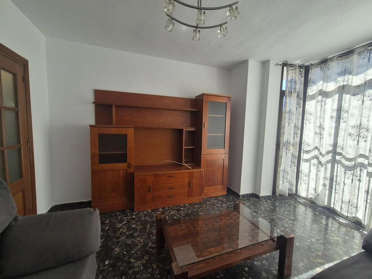 Lichtdurchflutete Etagenwohnung in Loja – Wertbeständigkeit und Komfort