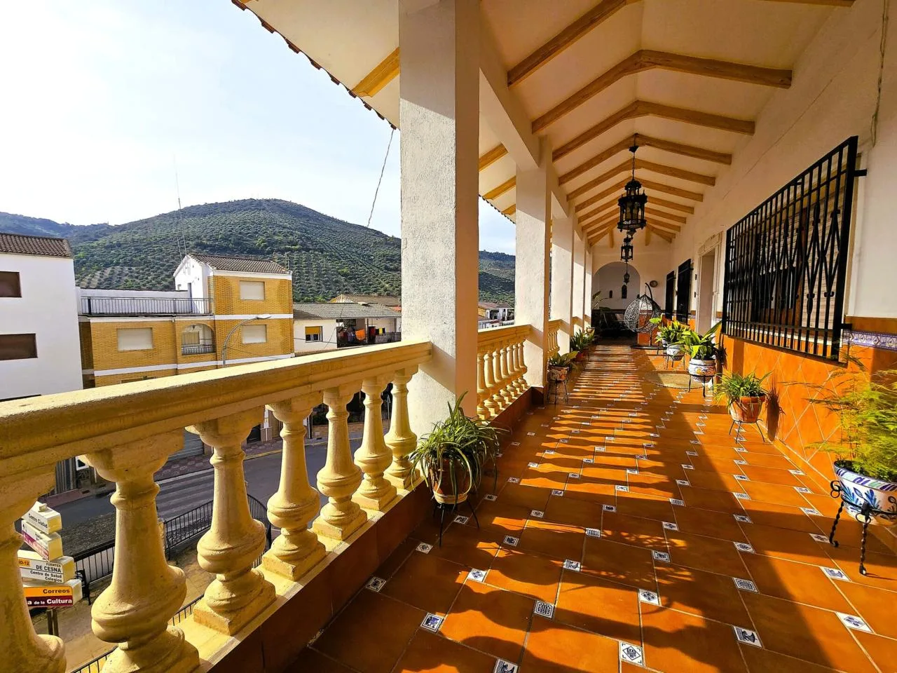 Massives Wohnhaus in Algarinejo mit Panoramablick & Doppelgarage