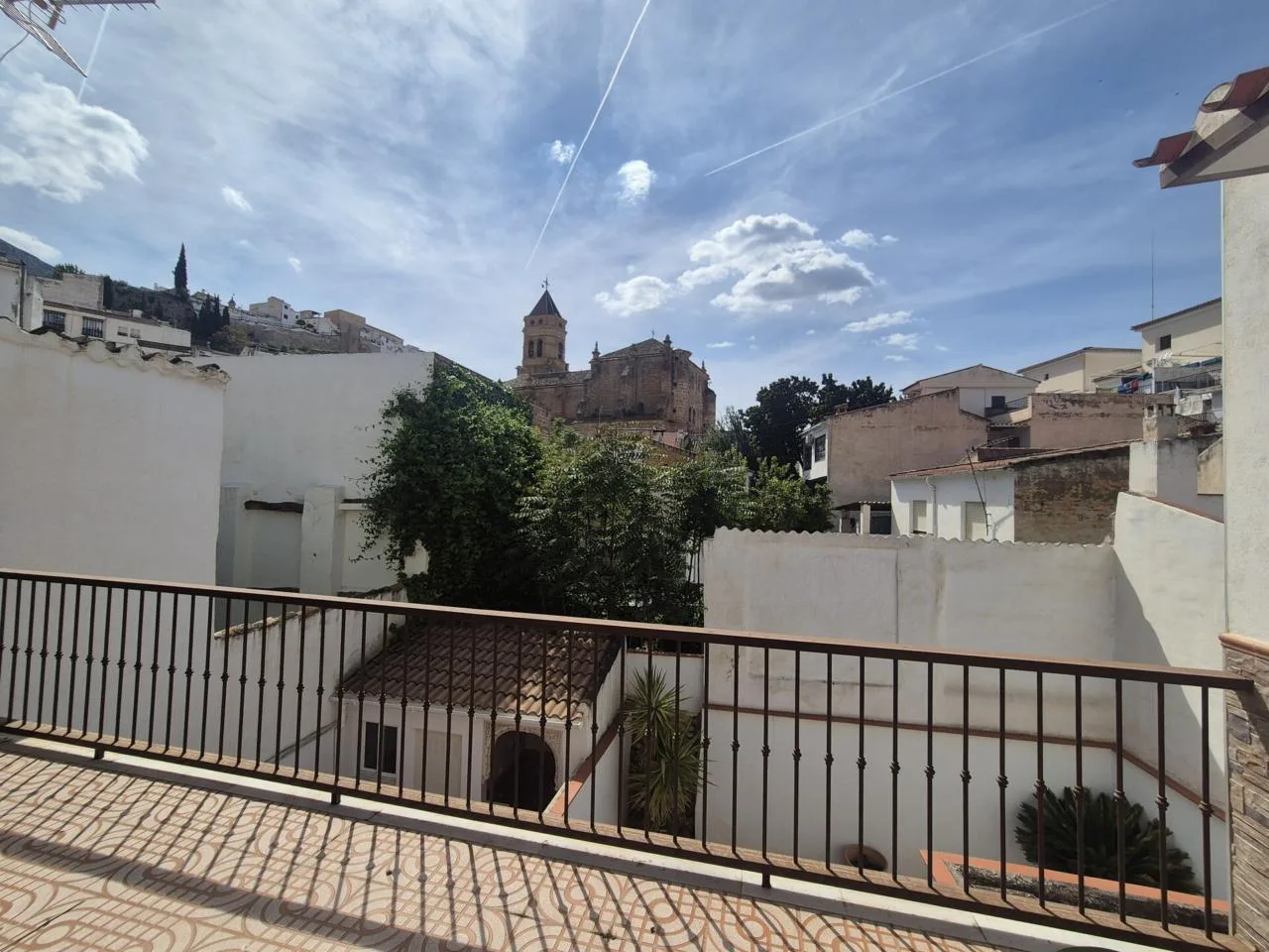 Lichtdurchflutete Eigentumswohnung mit privater Dachterrasse in Loja