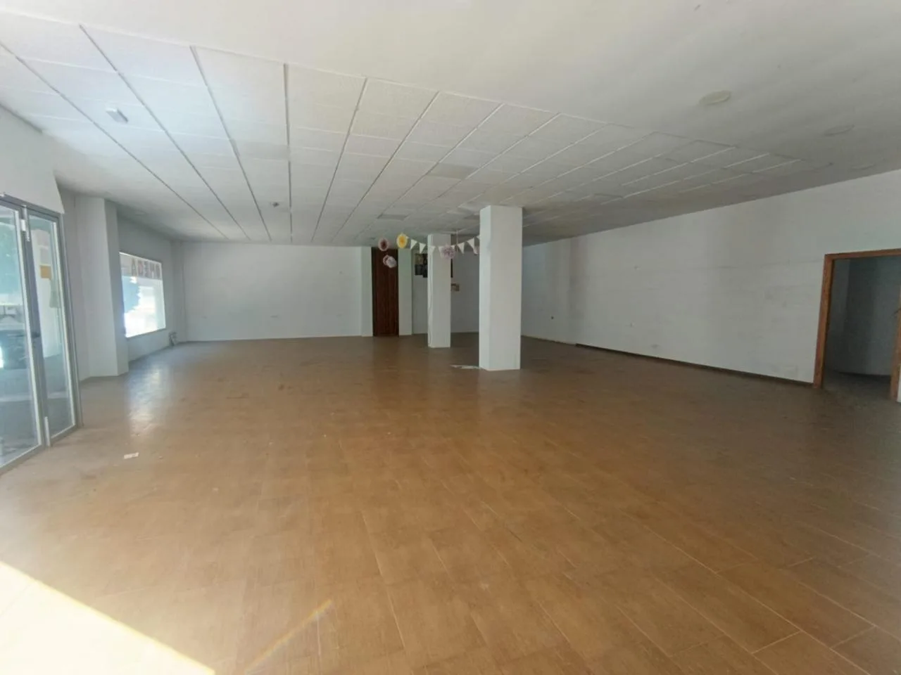 Vielseitiges Ladenlokal mit Garage in Loja – Top-Investition