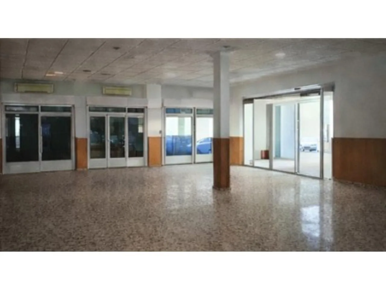 Repräsentatives Ladenlokal (250 m²) in bester Lage von Atarfe