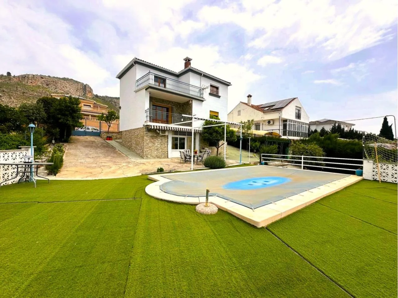 Exklusive Qualitäts-Villa mit Salzwasserpool und Weitblick in Loja