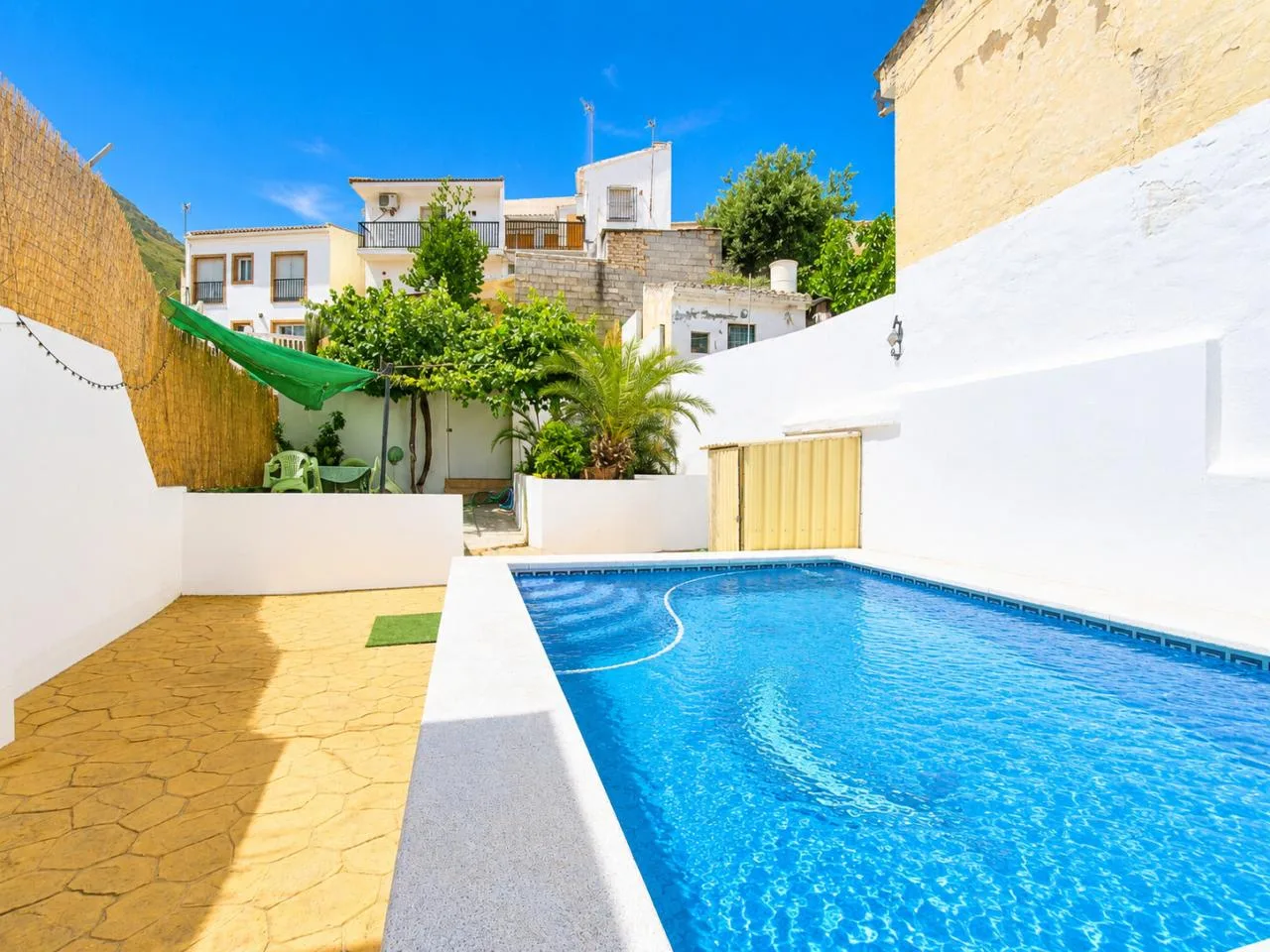 Saniertes Stadthaus mit Pool und privatem Garten in Loja