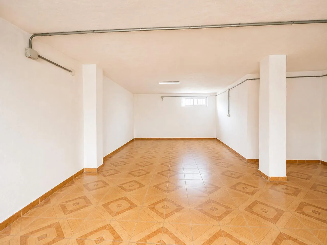 Sichere Einzelgarage mit vielseitigem Lagerraum (49 m²) in Loja