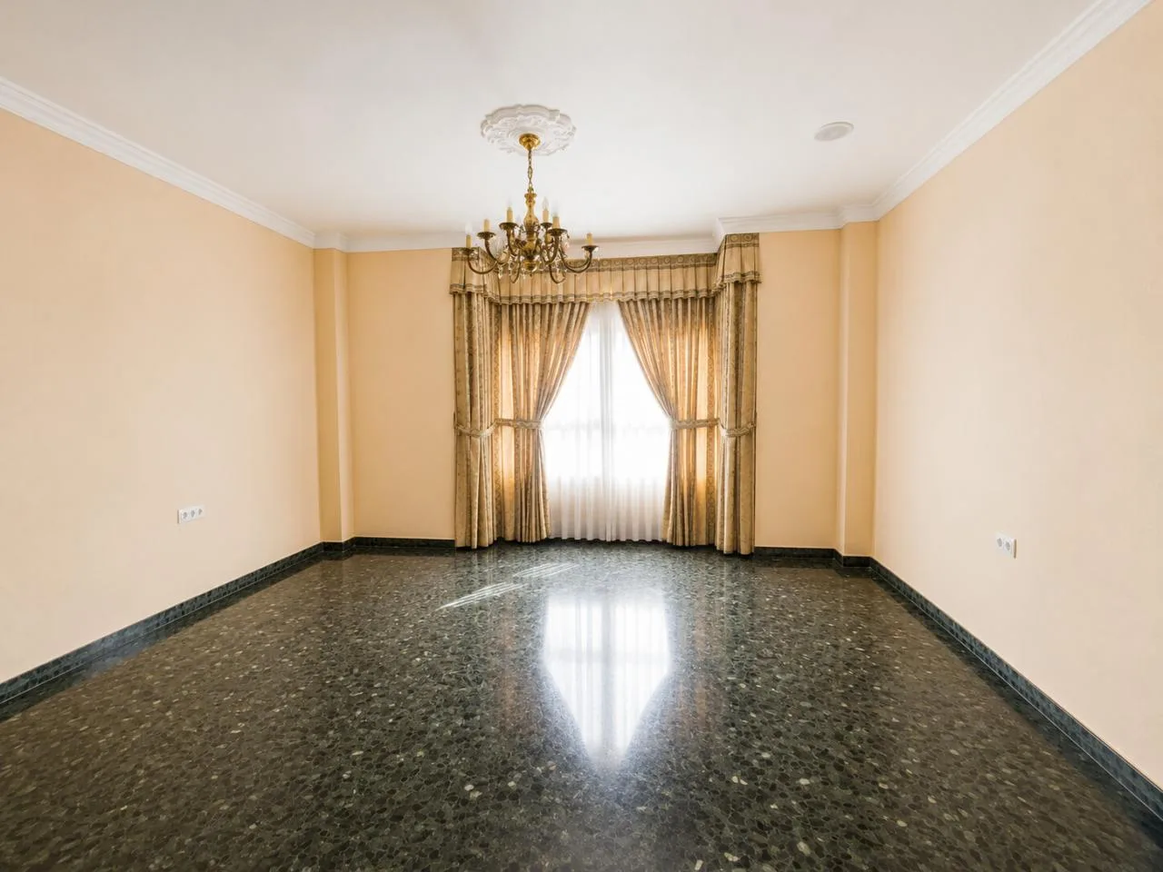 Großzügiges Apartment in Loja | 160 m² Wohnfläche & Terrasse