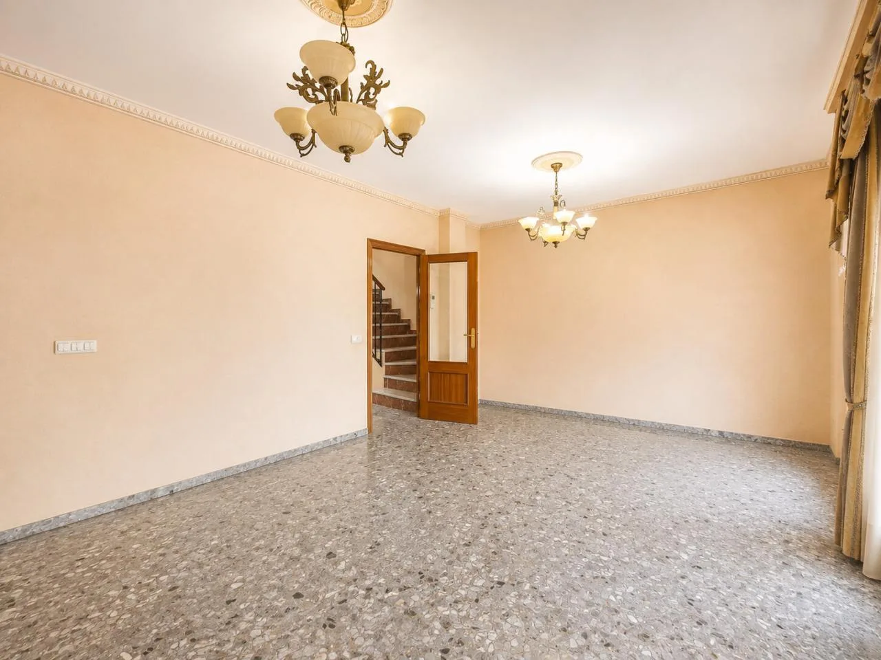 Geräumiges Stadthaus in Priego de Córdoba mit Garage und Terrassen