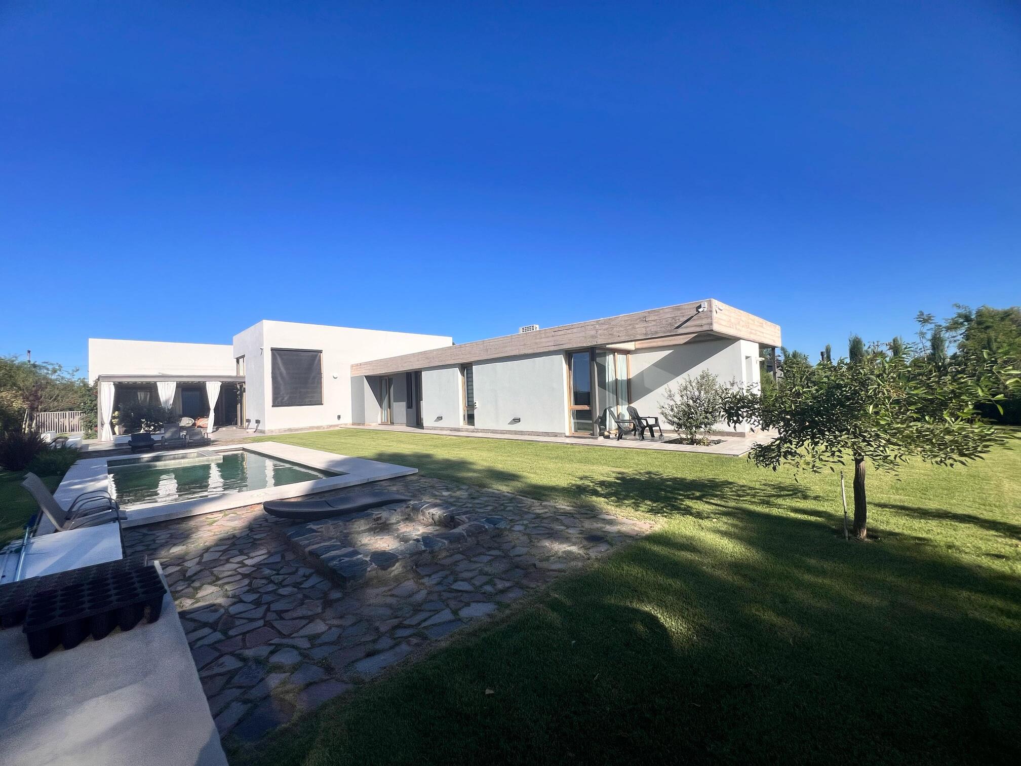 Cañuelas Country Golf – Casa en venta de 3 dormitorio planta baja fondo golf! 