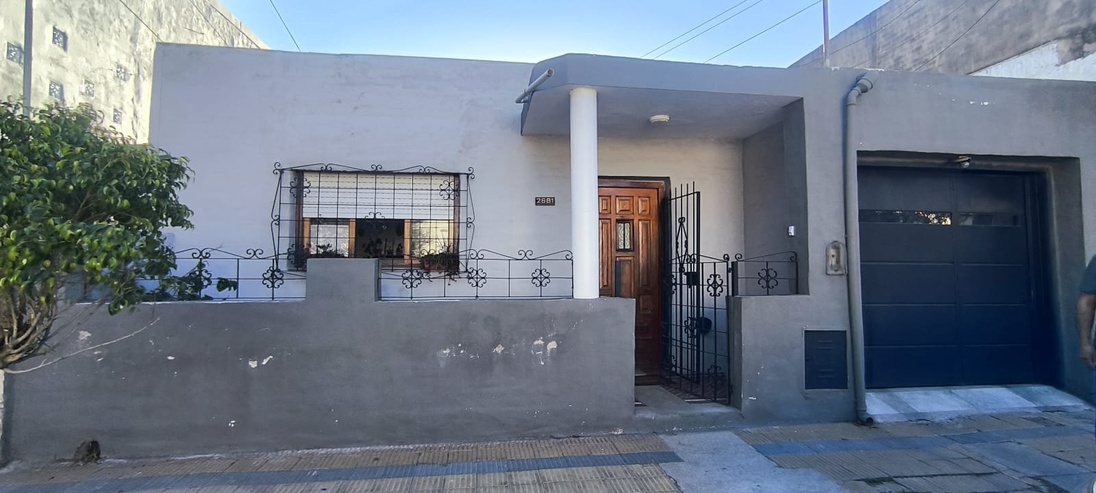 Casa Amplia con Departamento y Cochera Doble en B° Los Paraísos