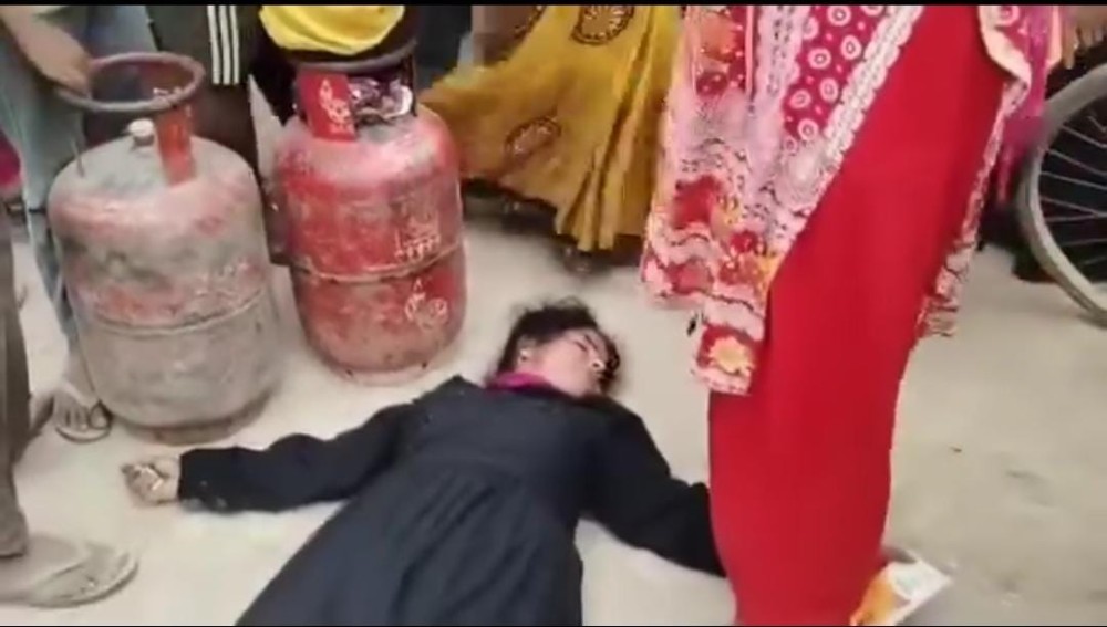 गैस के लिए घंटों लाइन, महिला हुई बेहोश — श्रावस्ती की तस्वीरों ने खोली सिस्टम की पोल