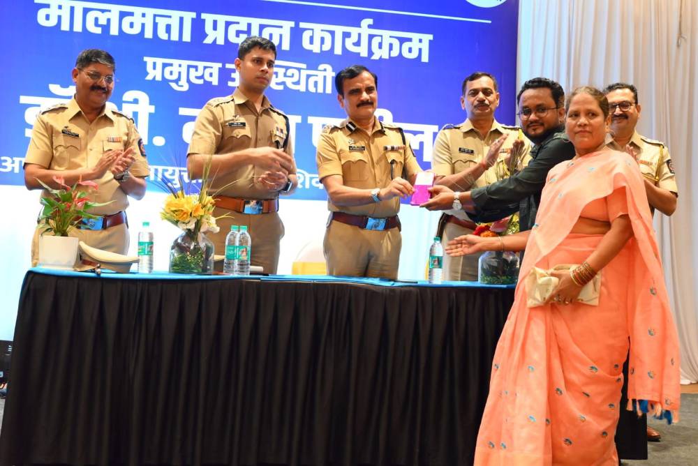मुंबई पुलिस ने गोवंडी समारोह में जोन 6 में पीड़ितों को 2.12 करोड़ रुपये की चोरी और गुम हुई संपत्ति लौटाई