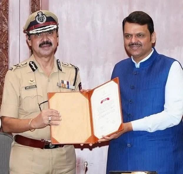 ठाणे पुलिस आयुक्त आशुतोष डुंबरे को CM फडणवीस ने किया सम्मानित।