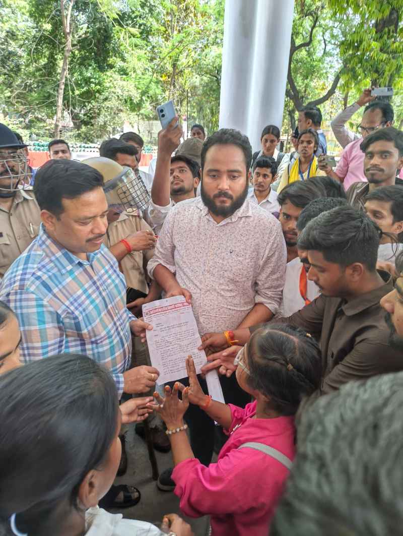मां पाटेश्वरी विश्वविद्यालय के खिलाफ एबीवीपी का प्रदर्शन, 8 सूत्रीय ज्ञापन सीडीओ को सौंपा