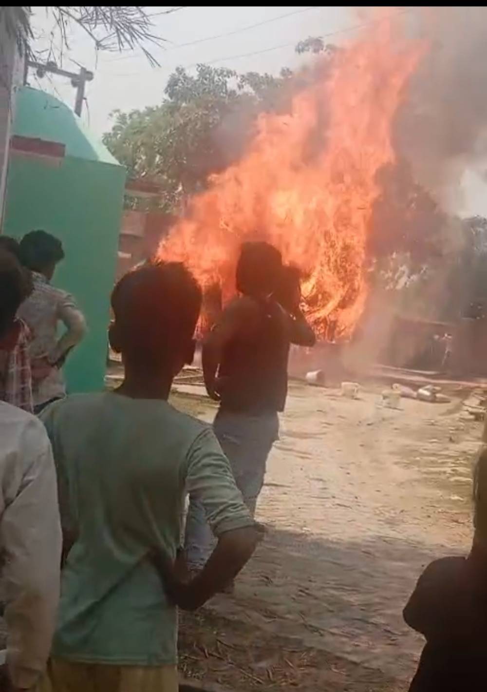 बहराइच में भीषण आग से तबाही, परिवार हुआ बेघर