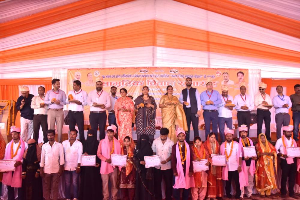 उत्तर प्रदेश के बहराइच में दबंगों के हौसले इतने बुलंद हो चुके हैं कि अब महिलाओं के घर भी सुरक्षित नहीं रह गए हैं!