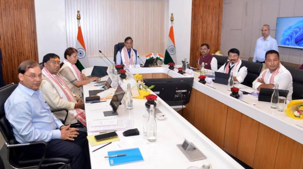 असम में एनडीए सरकार की पहली कैबिनेट बैठक: नए मंत्रियों समेत सभी सदस्य उपस्थित, सीएम हिमंत बिस्वा सरमा ने दिए UCC विधेयक को मंजूरी।
