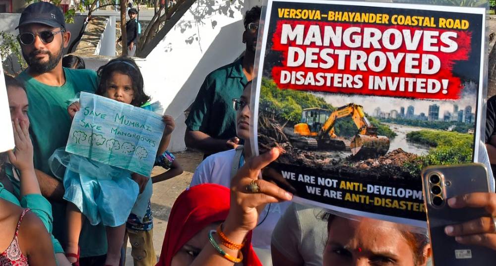 मैंग्रोव के विनाश के खिलाफ मानव श्रृंखला बनाने की अनुमति न मिलने के बाद प्रदर्शनकारी कार्टर रोड पर जमा हुए