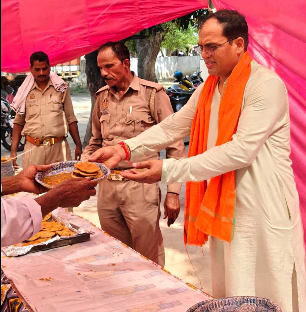 जब थाना बना सेवा का धाम! बड़े मंगलवार पर रानीपुर थाने में उमड़ा जनसैलाब, हजारों लोगों ने ग्रहण किया प्रसाद