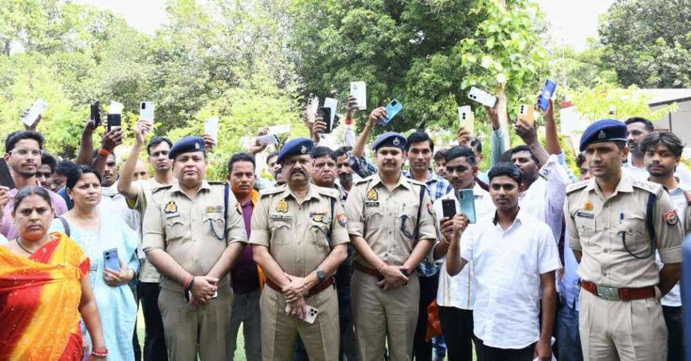 ₹25 लाख कीमत के 101 गुमशुदा मोबाइल बरामद, मालिकों के खिले चेहरे