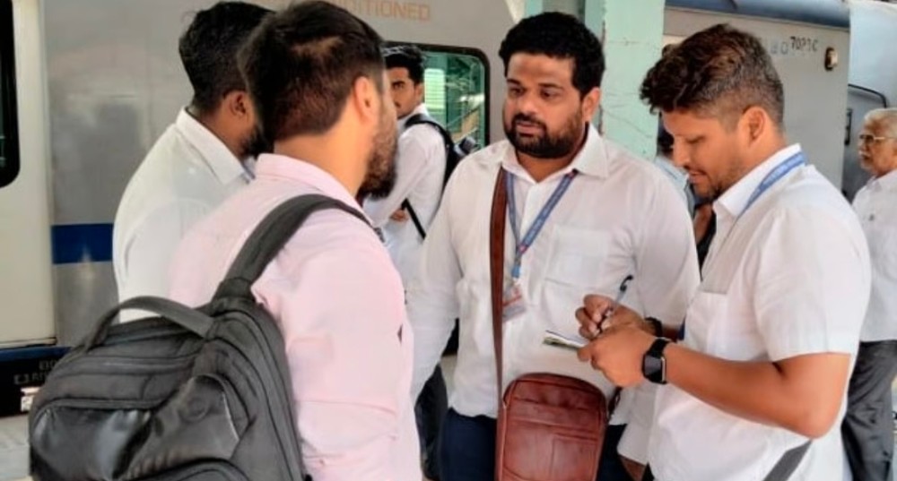 क्या बिना टिकट मुंबई लोकल में सफ़र कर रहे हैं? भारतीय रेलवे 20 जून से जुर्माना दोगुना करके ₹500 कर रहा है