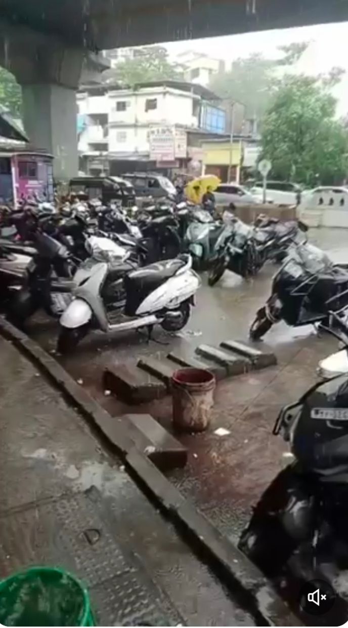 अंधेरी पश्चिम: ओशिवरा पुलिस थाना क्षेत्र में लिंक रोड पर अवैध पार्किंग से ट्रैफिक व्यवस्था चरमराई