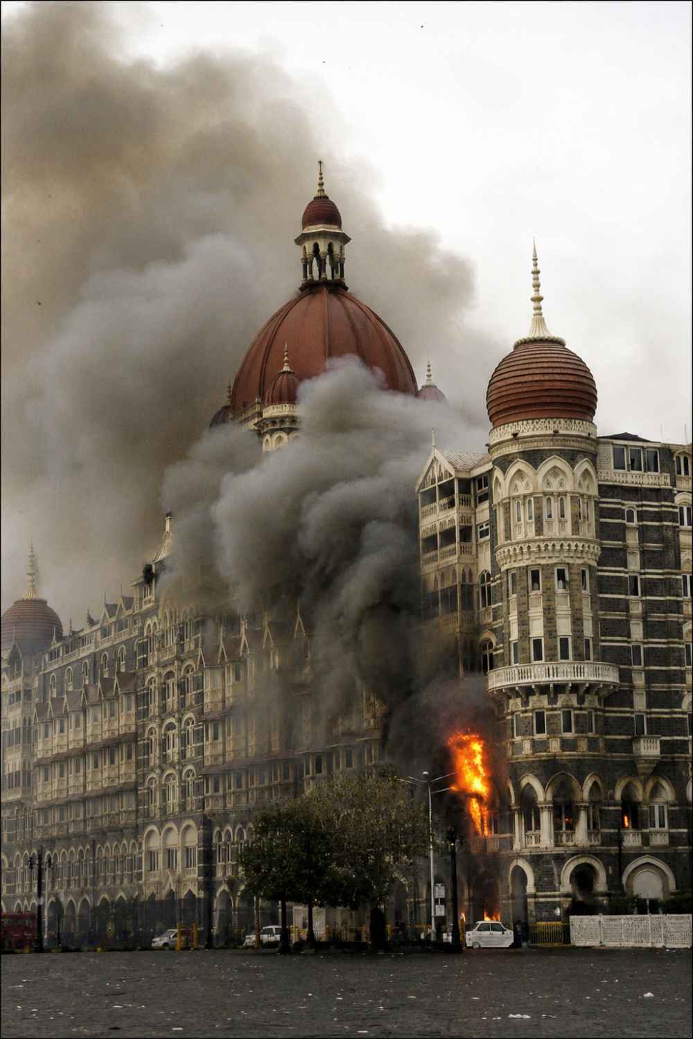 फीर मिली बम से उड़ाने की धमकी।     देर रात ताज होटल को बम से उड़ाने की धमकी के बाद मुंबई पुलिस और सुरक्षा एजेंसियों में हड़कंप।