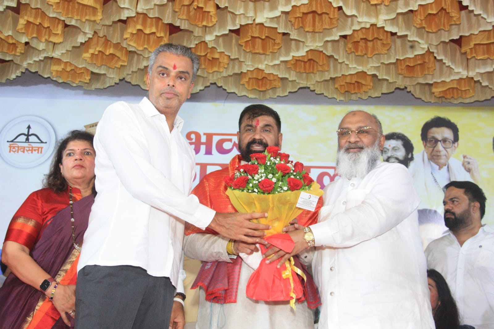 विधान परिषद के उपसभापति बनने पर विधायक सचिन अहिर का हाजी ईब्राहीम शेख 'भाईजान' ने किया भव्य सत्कार