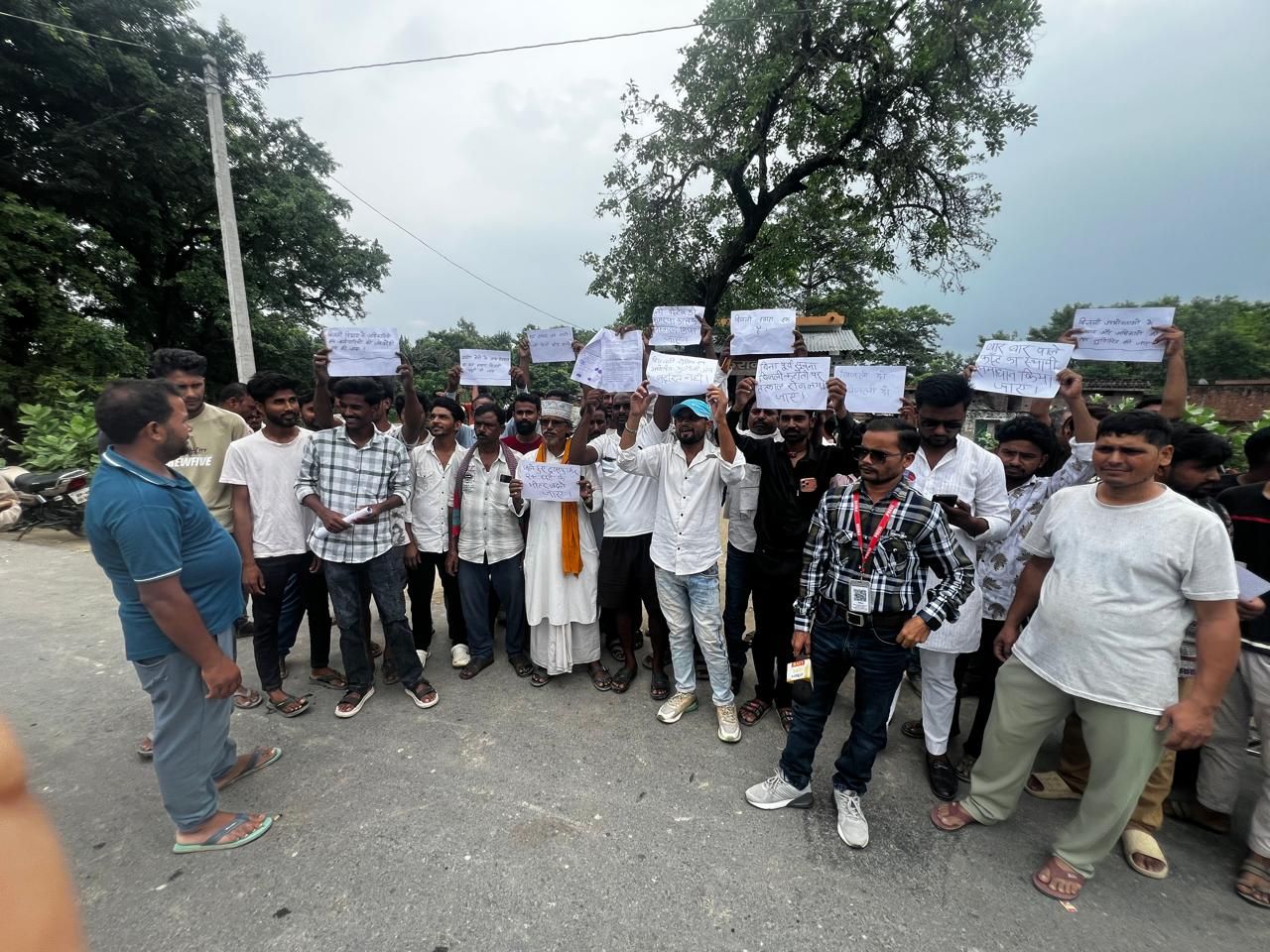बिजली की बदहाली पर फूटा ग्रामीणों का गुस्सा, रंजीतपुर पावर हाउस का घेराव कर दिया 48 घंटे का अल्टीमेटम