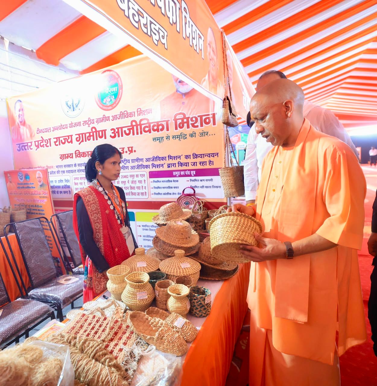 मा. मुख्यमंत्री जी ने विभिन्न विभागों द्वारा लगायी गयी प्रदर्शनियों का किया अवलोकन