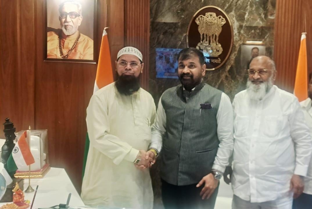 विधान भवन में विधान परिषद के उपसभापति सचिन भाऊ अहीर से हाजी इब्राहिम शेख 'भाईजान' की सदिच्छा भेंट