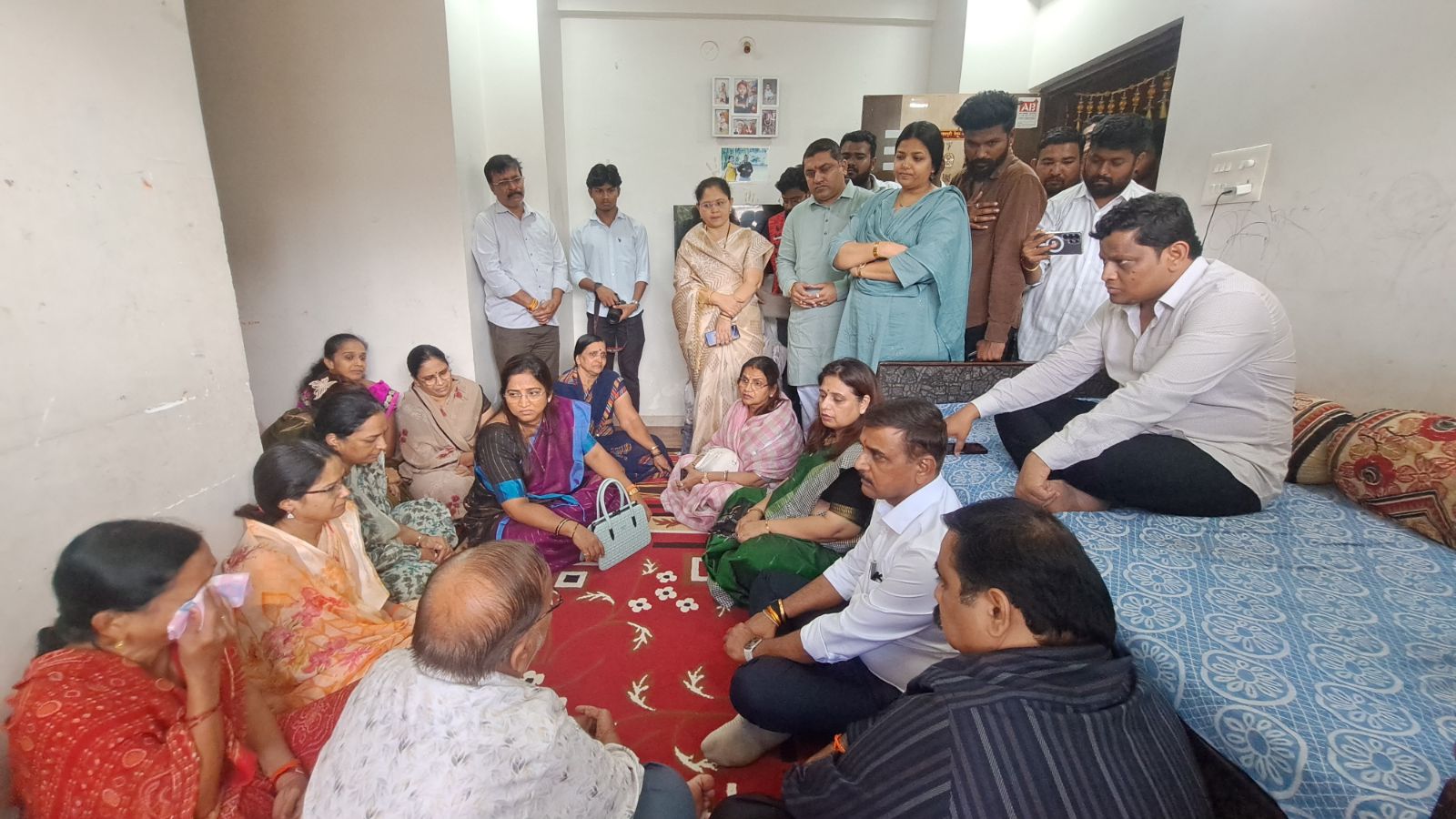 खड्डों के कारण जान गंवाने वाले निलेश कोतकर के परिवार के साथ खड़ी हुई शिवसेना, प्रवीण तिदमे ने सौंपी ₹1 लाख की सहायता