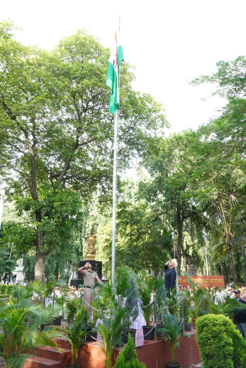 तिरंगे की शान, शहीदों को सलाम: नाशिक कलेक्ट्रेट में कलेक्टर आयुष प्रसाद ने फहराया राष्ट्रीय ध्वज