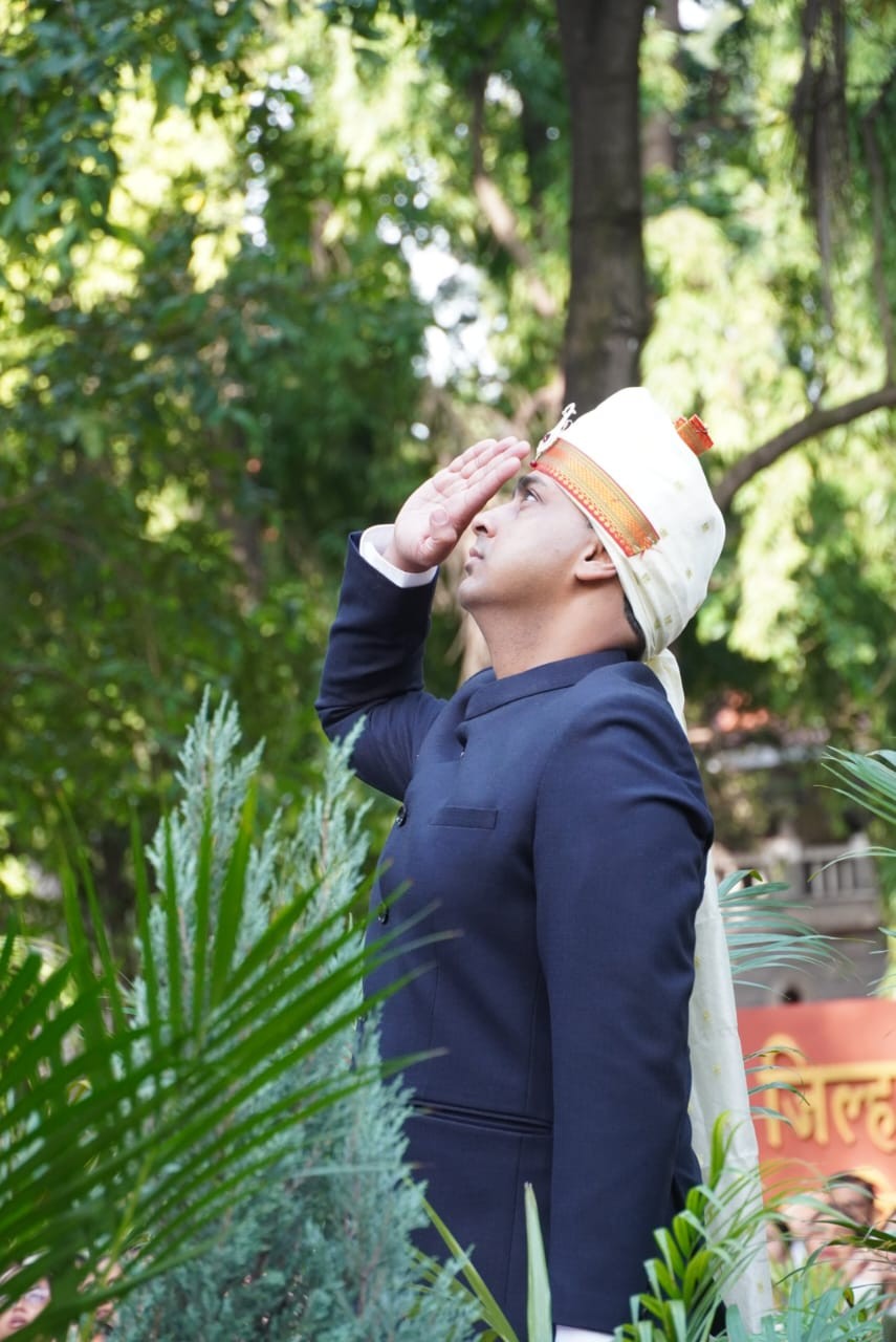तिरंगे की शान, शहीदों को सलाम: नाशिक कलेक्ट्रेट में कलेक्टर आयुष प्रसाद ने फहराया राष्ट्रीय ध्वज