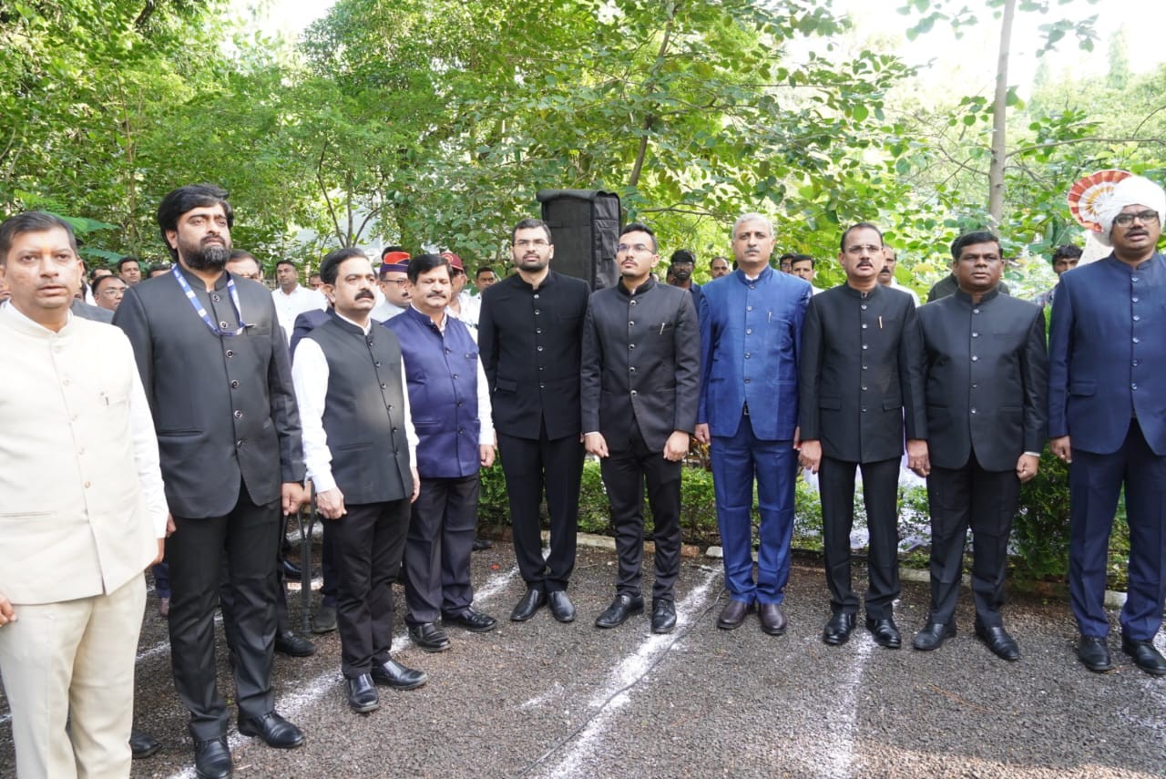 तिरंगे की शान, शहीदों को सलाम: नाशिक कलेक्ट्रेट में कलेक्टर आयुष प्रसाद ने फहराया राष्ट्रीय ध्वज