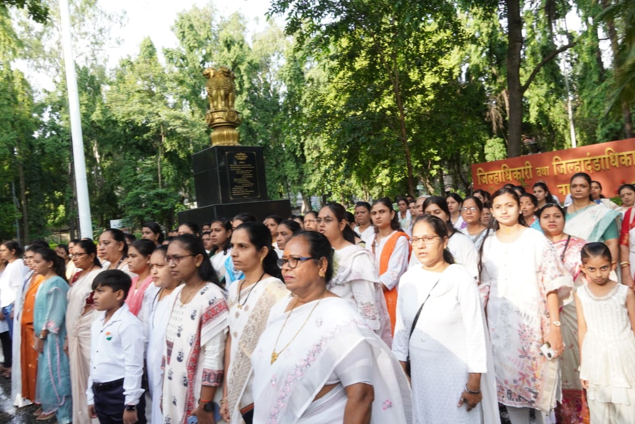 तिरंगे की शान, शहीदों को सलाम: नाशिक कलेक्ट्रेट में कलेक्टर आयुष प्रसाद ने फहराया राष्ट्रीय ध्वज