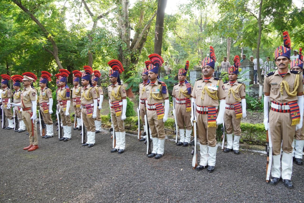 तिरंगे की शान, शहीदों को सलाम: नाशिक कलेक्ट्रेट में कलेक्टर आयुष प्रसाद ने फहराया राष्ट्रीय ध्वज