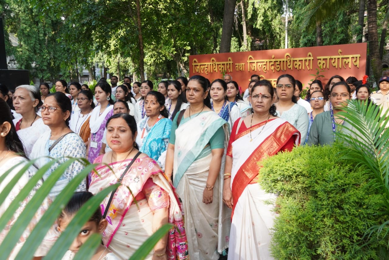 तिरंगे की शान, शहीदों को सलाम: नाशिक कलेक्ट्रेट में कलेक्टर आयुष प्रसाद ने फहराया राष्ट्रीय ध्वज